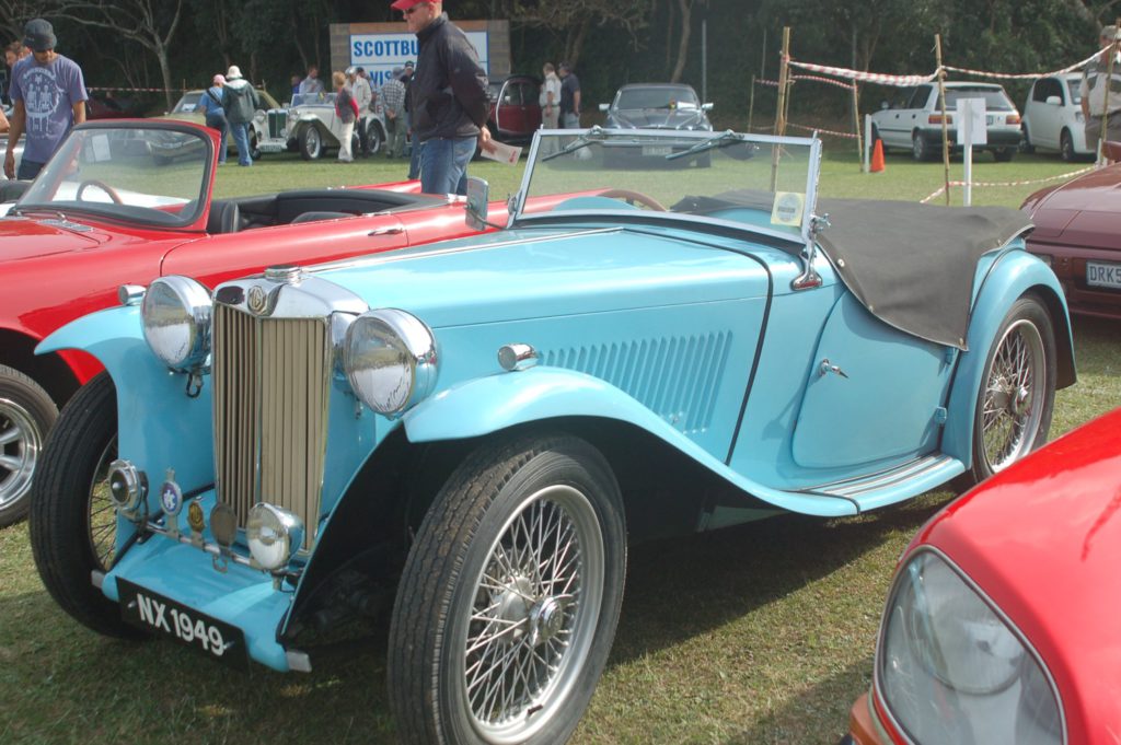 16 Julie Motorshow photo MG